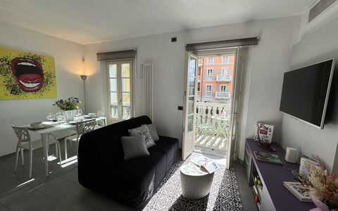 Galleria Degli Artisti: Meubilair, Tafel, Eigendom, Fotolijst, Bankstel, Venster, Verlichting, Woonkamer, Stoel, Interieur Ontwerp