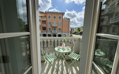 Galleria Degli Artisti: Lucht, Wolk, Gebouw, Dag, Eigendom, Venster, Schaduw, Architectuur, Interieur Ontwerp