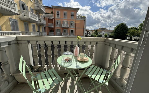 Galleria Degli Artisti: Wolk, Dag, Gebouw, Meubilair, Lucht, Stoel, Venster, Tafel, Buitenmeubels, Stedelijk Ontwerp