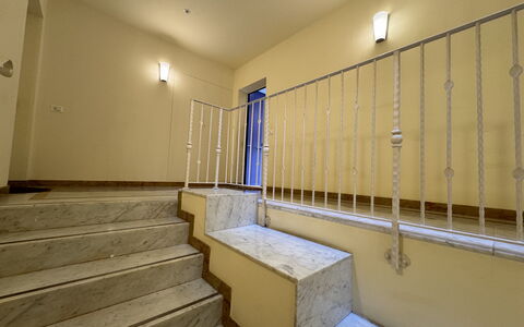 Galleria Degli Artisti: Eigendom, Hout, Interieur Ontwerp, Gebouw, Trap, Flooring, Verdieping, Hardwood, Huis, Plafond