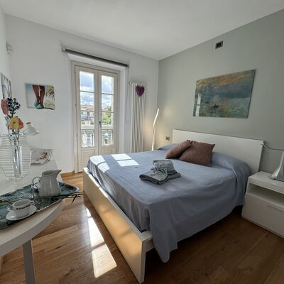 Galleria Degli Artisti: Meubilair, Eigendom, Tafel, Fotolijst, Comfort, Venster, Interieur Ontwerp, Hout, Bed Frame, Gebouw