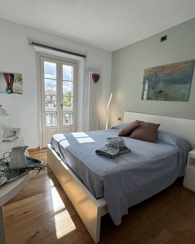 Galleria Degli Artisti: Meubilair, Eigendom, Tafel, Fotolijst, Comfort, Venster, Interieur Ontwerp, Hout, Bed Frame, Gebouw