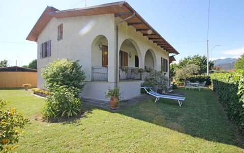 Casa Il Prato: Fabriek, Lucht, Eigendom, Gebouw, Venster, Boom, Land Lot, Deur, Verblijf, Huis