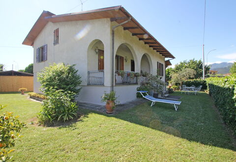 Casa Il Prato: Fabriek, Lucht, Eigendom, Gebouw, Venster, Boom, Land Lot, Deur, Verblijf, Huis
