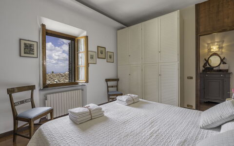 Casa Martina, Piazza Delle Erbe, San Gimignano: Meubilair, Interieur Ontwerp, Slaapkamer, Bed, Flooring, Verdieping, Plafond, Verlichting, Kamer, Bedding