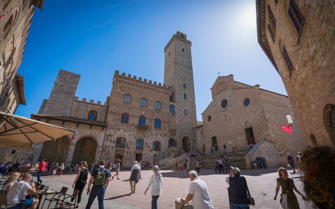 Casa Martina, Piazza Delle Erbe, San Gimignano: Gebouw, Stad,  Dorf\, Facade, Architectuur, Openbare Ruimte, Landmark, Middeleeuwse Architectuur, Stadsplein