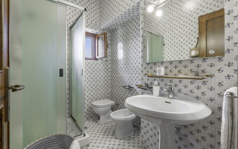 Casa Martina, Piazza Delle Erbe, San Gimignano: Flooring, Interieur Ontwerp, Verdieping, Loodgieterswerkinrichting, Badkamer, Plafond, Loodgieter, Wastafel, Tegel, Wastafel In De Badkamer