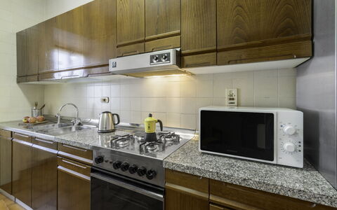 Casa Martina, Piazza Delle Erbe, San Gimignano: Toestel Van De Keuken, Keuken, Countertop, Fornuis, Major Appliance, Cabinetry, Huishoudapparatuur, Fornuis, Gasfornuis, Flooring