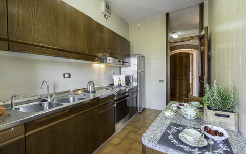 Casa Martina, Piazza Delle Erbe, San Gimignano: Keuken, Toestel Van De Keuken, Countertop, Major Appliance, Flooring, Interieur Ontwerp, Cabinetry, Gootsteen, Verdieping, Huishoudapparatuur