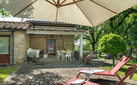 Villa Ida: Fabriek, Eigendom, Meubilair, Gebouw, Venster, Schaduw, Tafel, Paraplu, Buitenmeubels, Stoel