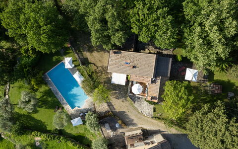 Villa Ida: Fabriek, Eigendom, Gebouw, Boom, Architectuur, Vegetation, Venster, Gras, Stedelijk Ontwerp, Verblijf