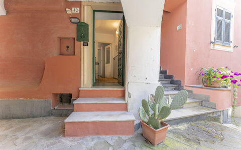 Emma House, Terrace and Sea View, Moneglia: Fabriek, Eigendom, Gebouw, Bloempot, Kamerplant, Bloem, Verlichting, Architectuur, Trap, Interieur Ontwerp