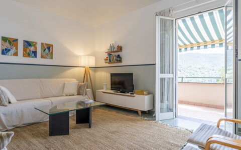 Emma House, Terrace and Sea View, Moneglia: Meubilair, Fotolijst, Eigendom, Azure, Blind Venster, Bankstel, Comfort, Interieur Ontwerp, Hout