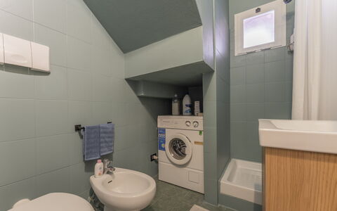 Emma House, Terrace and Sea View, Moneglia: Wastafel In De Badkamer, Eigendom, Loodgieterswerkinrichting, Wastafel, Kraan, Badkamer, Purper, Wc Bril, Toilet, Interieur Ontwerp