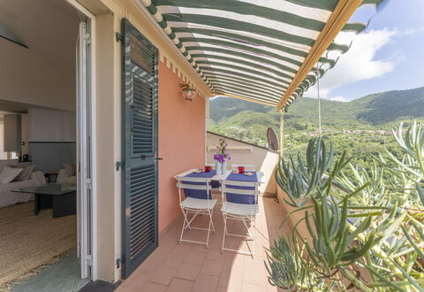 Emma House, Terrace and Sea View, Moneglia: Tafel, Fabriek, Meubilair, Gebouw, Stoel, Schaduw, Wolk, Kamerplant, Buitenmeubels, Architectuur