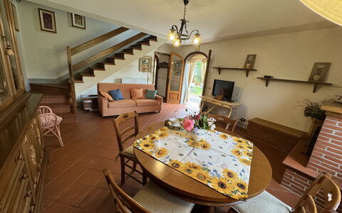 Pinocchio: Fotolijst, Meubilair, Tafel, Eigendom, Stoel, Bankstel, Verlichting, Hout, Flooring, Verdieping