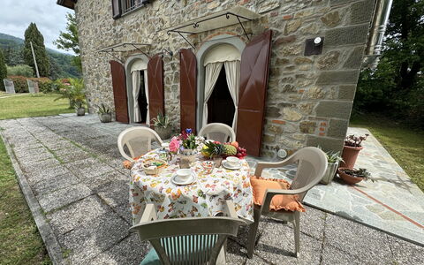 Pinocchio: Fabriek, Gebouw, Meubilair, Venster, Tafel, Buitentafel, Buitenmeubels, Stoel, Boom, Huis