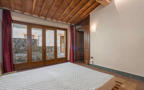 Casolare Torre With Pool And Ac: Muur, Flooring, Hout, Verdieping, Interieur Ontwerp, Plafond, Kamer, Slaapkamer, Bruin, Bed