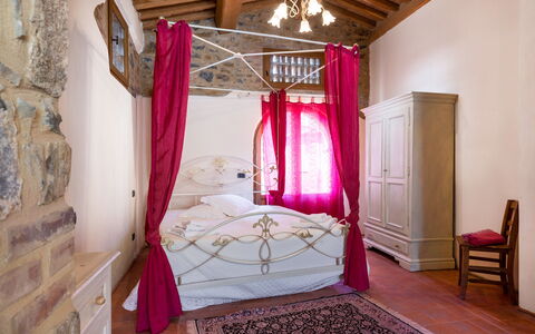 Le Fonti Apartments With Ac Near Siena: Meubilair, Eigendom, Purper, Comfort, Decoratie, Hout, Textiel, Bed Frame, Bed, Interieur Ontwerp