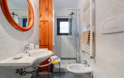 Chianti Hills Apartment, Pool, Ac: Spiegel, Kraan, Wastafel, Loodgieterswerkinrichting, Eigendom, Wastafel In De Badkamer, Badkamer, Purper, Interieur Ontwerp, Architectuur