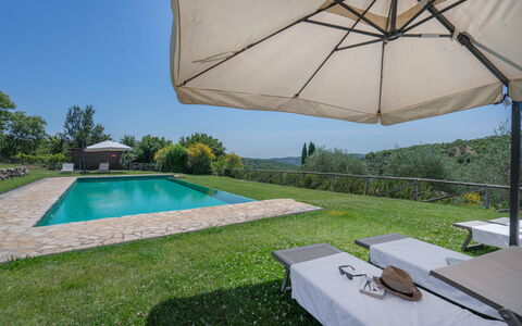 Chiara House In Galenda, Chianti, Pool And Nature: Fabriek, Water, Eigendom, Gebouw, Paraplu, Azure, Schaduw, Architectuur, Buitenmeubels, Interieur Ontwerp
