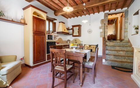 Chiara House In Galenda, Chianti, Pool And Nature: Tafel, Meubilair, Gebouw, Hout, Interieur Ontwerp, Architectuur, Woonkamer, Verdieping, Flooring, Beits