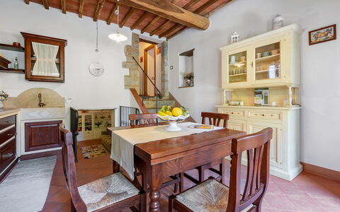 Chiara House In Galenda, Chianti, Pool And Nature: Tafel, Meubilair, Fotolijst, Cabinetry, Hout, Stoel, Interieur Ontwerp, Verdieping, Woonkamer, Keuken