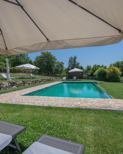 Chiara House In Galenda, Chianti, Pool And Nature: Eigendom, Fabriek, Water, Gebouw, Schaduw, Buitenmeubels, Zwembad, Paraplu, Lucht, Rechthoek