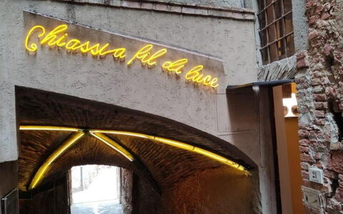 Bocelli: Architectuur, Geel, Muur, Gebouw, Facade, Font, Steen, Metselwerk, Stad