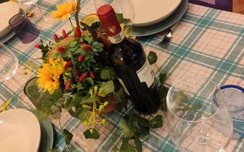 Bocelli: Bloem, Tableware, Tafel, Fabriek, Fles, Drinkware, Petal, Tafelkleed, Vaas, Wijn