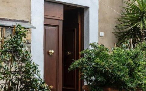 Bocelli: Fabriek, Eigendom, Gebouw, Deur, Hout, Huis, Muur, Lijn, Home Deur