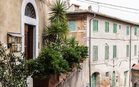 Bocelli: Eigendom, Gebouw, Venster, Fabriek, Azure, Architectuur, Buurt, Muur, Woongebied