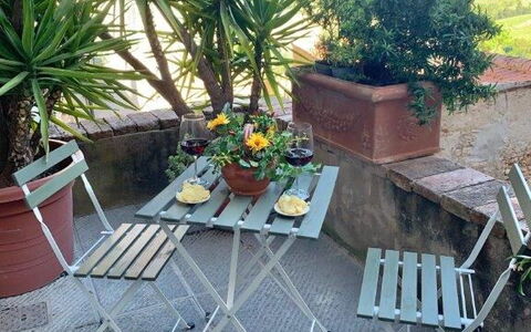 Bocelli: Fabriek, Meubilair, Eigendom, Tafel, Lucht, Stoel, Blad, Buitenmeubels, Buitentafel, Architectuur