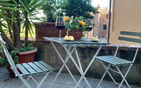 Bocelli: Fabriek, Tafel, Meubilair, Gebouw, Bloempot, Buitentafel, Stoel, Buitenmeubels, Bloem, Hout