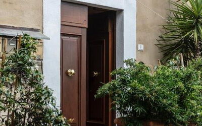 Bocelli: Fabriek, Eigendom, Gebouw, Deur, Hout, Huis, Muur, Lijn, Home Deur