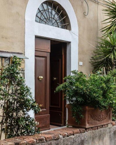 Bocelli: Fabriek, Eigendom, Gebouw, Deur, Hout, Huis, Muur, Lijn, Home Deur