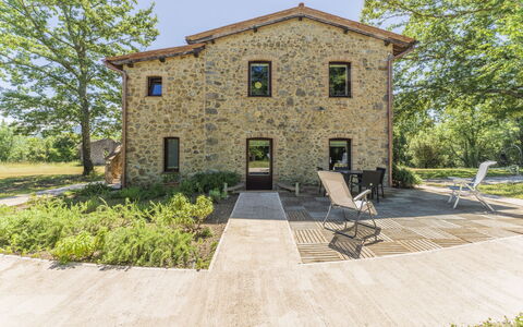 Le Casaline Di Sopra, Massa Marittima: Fabriek, Eigendom, Gebouw, Venster, Lucht, Weg Oppervlak, Boom, Land Lot, Huis, Gras