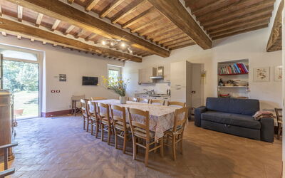 Le Casaline Di Sopra, Massa Marittima: Tafel, Meubilair, Eigendom, Bankstel, Kamerplant, Hout, Venster, Interieur Ontwerp, Flooring, Verdieping