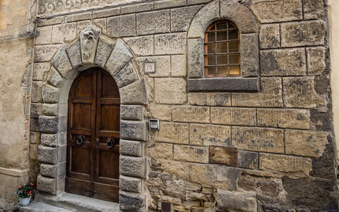 Rose's Palace: Eigendom, Venster, Hout, Deur, Metselwerk, Architectuur, Gebouw, Steen, Facade