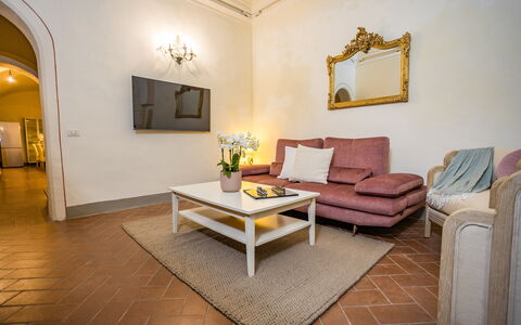 Rose's Palace: Bankstel, Meubilair, Eigendom, Tafel, Fotolijst, Hout, Gebouw, Comfort, Woonkamer, Interieur Ontwerp