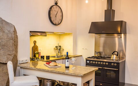 Rose's Palace: Eigendom, Cabinetry, Countertop, Hout, Toestel Van De Keuken, Keuken, Verlichting, Fornuis, Interieur Ontwerp, Huishoudapparatuur