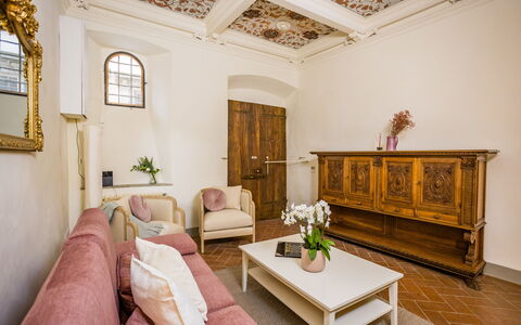 Rose's Palace: Meubilair, Eigendom, Fabriek, Fotolijst, Gebouw, Tafel, Comfort, Venster, Interieur Ontwerp, Kamerplant