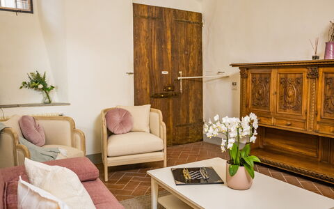 Rose's Palace: Tafel, Fabriek, Meubilair, Gebouw, Eigendom, Bloem, Kamerplant, Bankstel, Comfort, Interieur Ontwerp