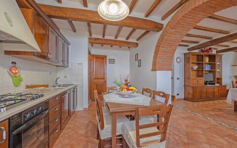 La Montana: Tafel, Meubilair, Eigendom, Cabinetry, Stoel, Hout, Oranje, Interieur Ontwerp, Architectuur, Keuken