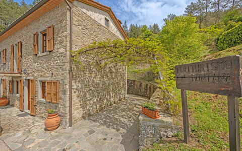 La Montana: Fabriek, Gebouw, Wolk, Eigendom, Lucht, Boom, Venster, Land Lot, Huis, Steen