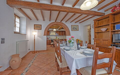 La Montana: Tafel, Meubilair, Eigendom, Venster, Stoel, Hout, Interieur Ontwerp, Verlichting, Tafelkleed, Verdieping