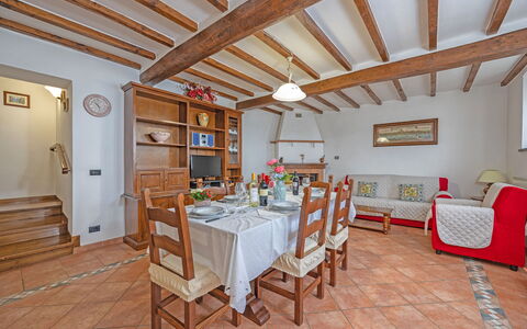 La Montana: Meubilair, Tafel, Eigendom, Fotolijst, Hout, Deur, Stoel, Interieur Ontwerp, Verdieping, Cabinetry