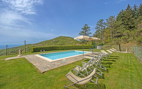 La Montanina: Lucht, Water, Fabriek, Wolk, Natuurlijk Landschap, Zwembad, Boom, Buitenmeubels, Land Lot, Schaduw