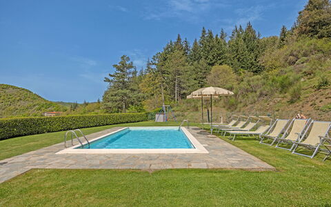 La Montanina: Lucht, Fabriek, Water, Azure, Wolk, Zwembad, Land Lot, Boom, Gras, Schaduw