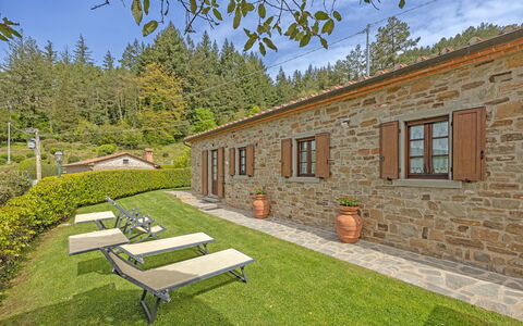 La Montanina: Fabriek, Gebouw, Eigendom, Venster, Lucht, Boom, Huis, Gras, Openluchtbank, Land Lot